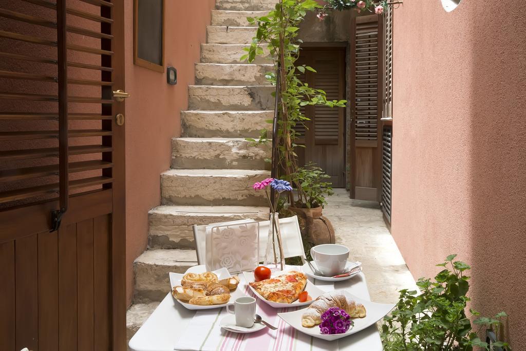 Il Cortile Fiorito Apartman Trapani Kültér fotó
