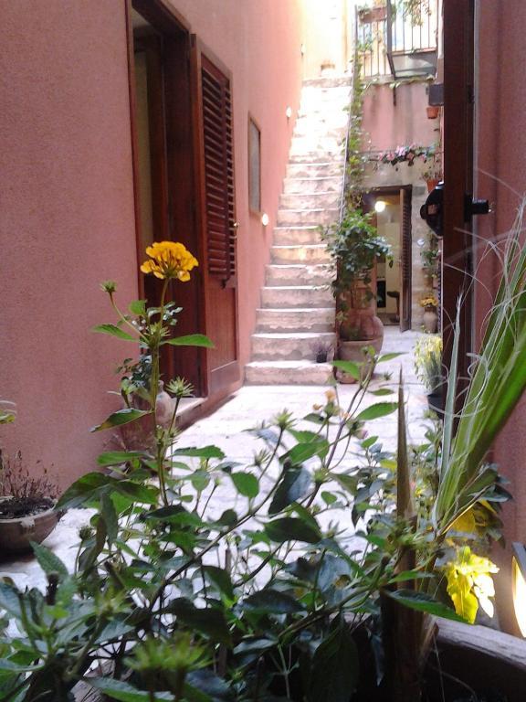 Il Cortile Fiorito Apartman Trapani Kültér fotó