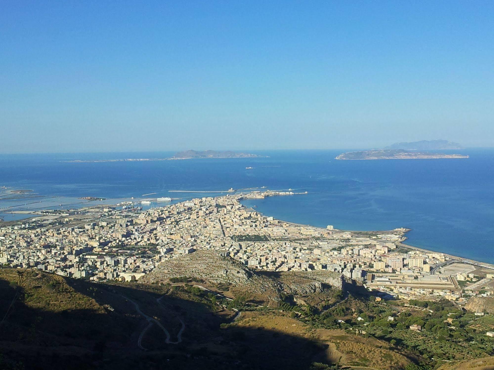 Il Cortile Fiorito Apartman Trapani Kültér fotó